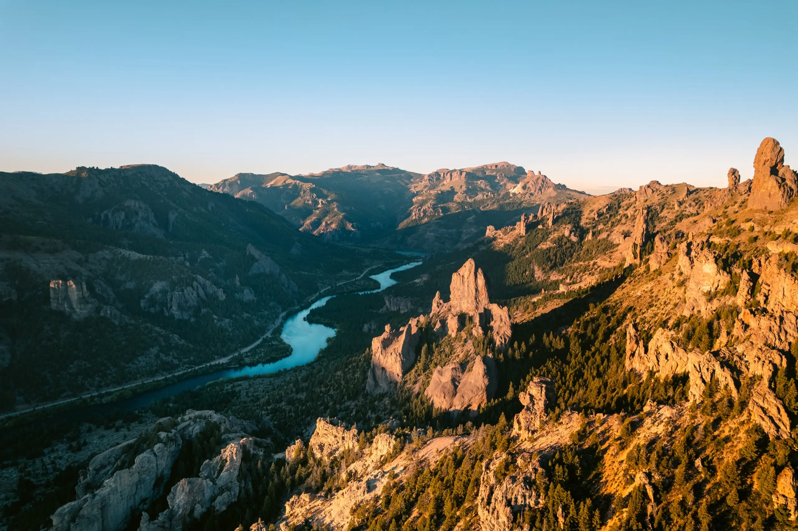 El valle del Río Limay al atardecer, visto desde el aire
